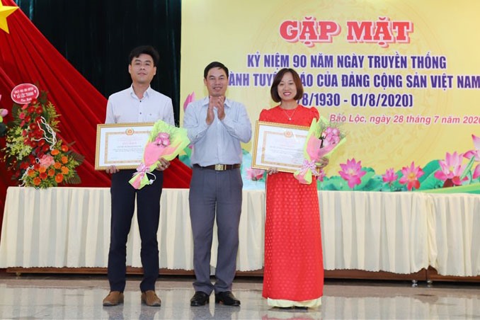 Đồng chí Nguyễn Hà Thanh, Chủ tịch LĐLĐ thành phố Bảo Lộc nhận khen thưởng của tập thể.