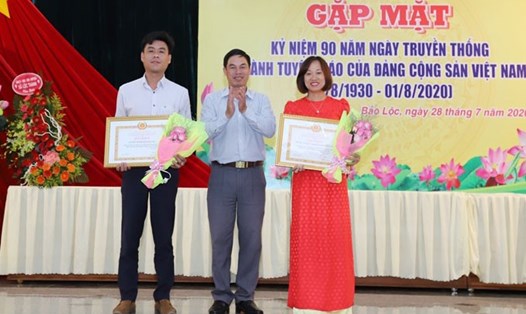 Đồng chí Nguyễn Hà Thanh, Chủ tịch LĐLĐ thành phố Bảo Lộc nhận khen thưởng của tập thể.