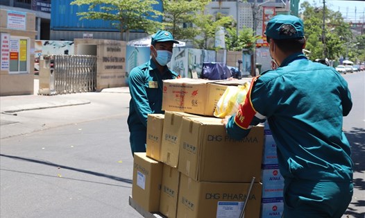Lực lượng chức năng tiếp tế lương thực vào bệnh viện Đà Nẵng. Ảnh: Hữu Long