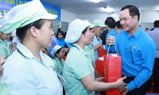 Chủ tịch Tổng LĐLĐVN Nguyễn Đình Khang tặng quà công nhân khó khăn do ảnh hưởng của COVID-19. Ảnh: Hải Nguyễn