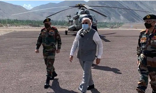 Tham mưu trưởng quốc phòng và Tham mưu trưởng lục quân Ấn Độ tháp tùng Thủ tướng Narendra Modi trong chuyến thăm bất ngờ. Ảnh: ANI