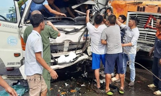 Vụ tai nạn giao thông khiến phần đầu xe tải bẹp rúm. Ảnh Quang Văn