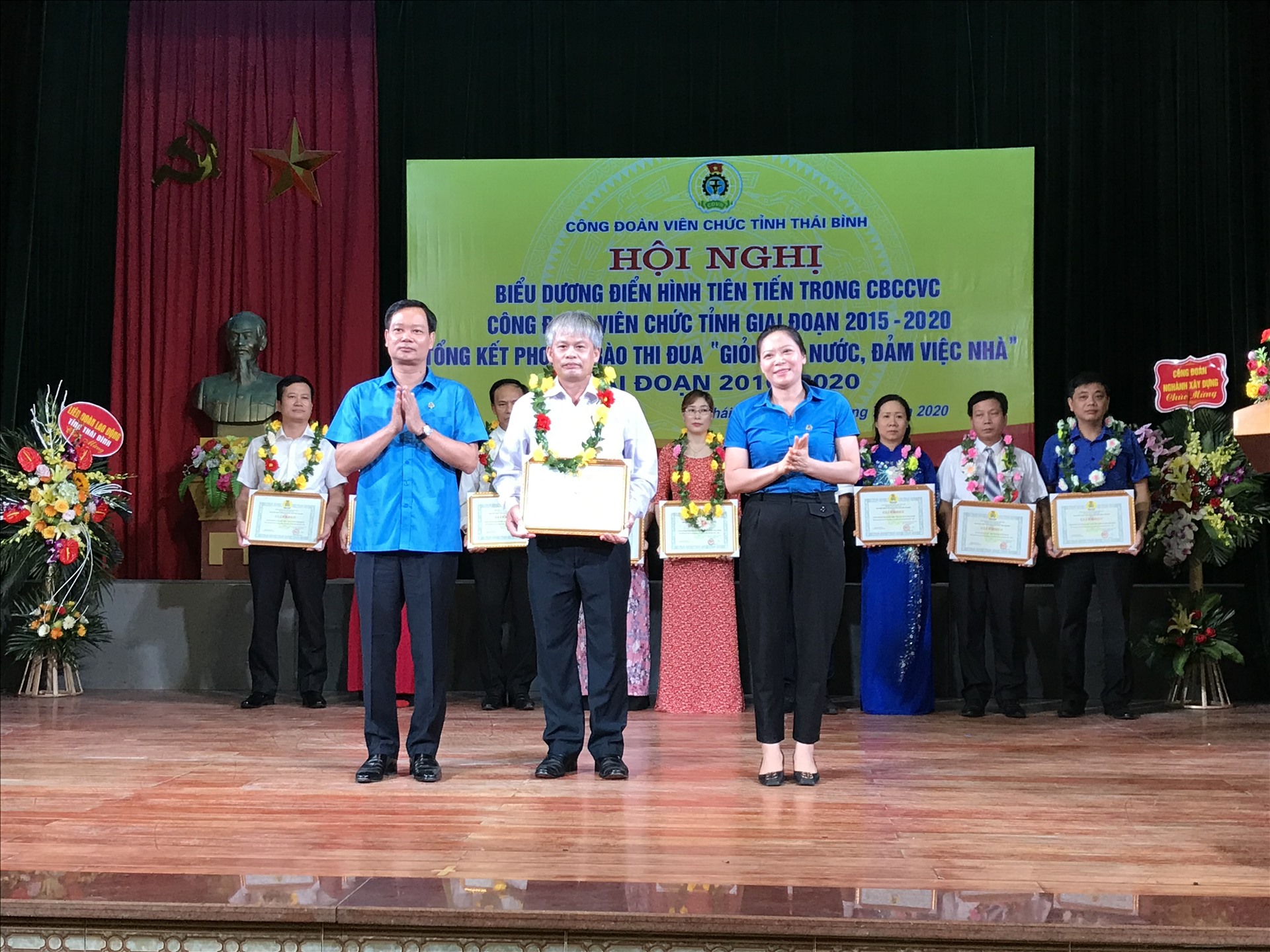 Đồng chí Bùi Quang Viện đại diện cho tập thể Báo Thái Bình lên nhận khen thưởng của tập thể. Ảnh: Bá Mạnh