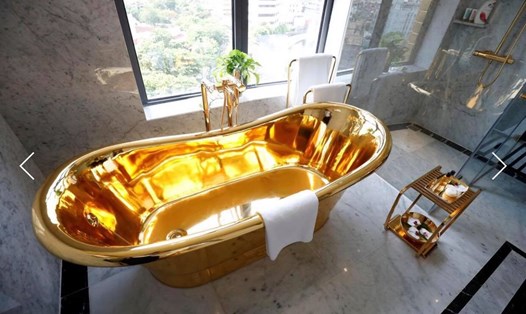Bồn tắm dát vàng bên trong khách sạn. Ảnh: Reuters