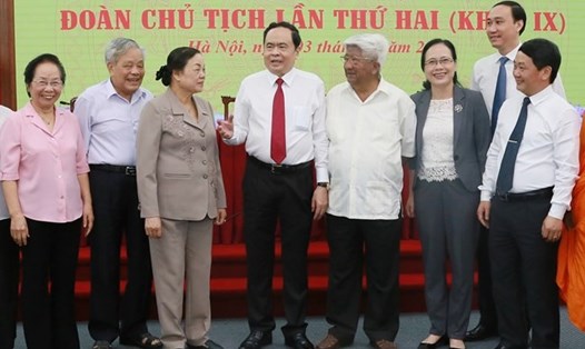 Chủ tịch Trần Thanh Mẫn trao đổi cùng đại biểu tham dự Hội nghị. Ảnh: Quang Vinh