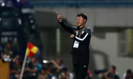 HLV Chung Hae Seong không hài lòng với các cầu thủ khi tập luyện. Ảnh: Hải Đăng