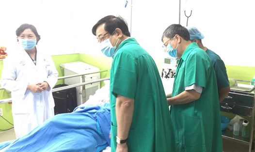 PGS.TS Lương Ngọc Khuê - Cục trưởng Cục Quản lý khám chữa bệnh (Bộ Y tế) thăm BN91 vào sáng 3.7. Ảnh: Lê Hảo