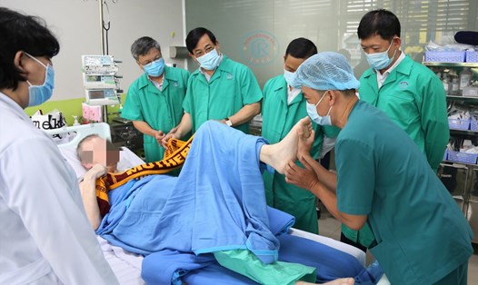Bệnh nhân 91 thử lực chân với bác sĩ Trần Thanh Linh, người trực tiếp điều trị cho bệnh nhân tại Bệnh viện Chợ Rẫy TPHCM. Ảnh: Bệnh viện cung cấp