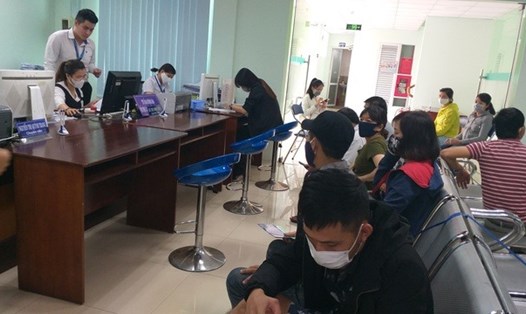 Người lao động bị ảnh hưởng bởi dịch COVID-19 đăng ký hưởng trợ cấp thất nghiệp tại Đà Nẵng. Ảnh: Khánh Hồng