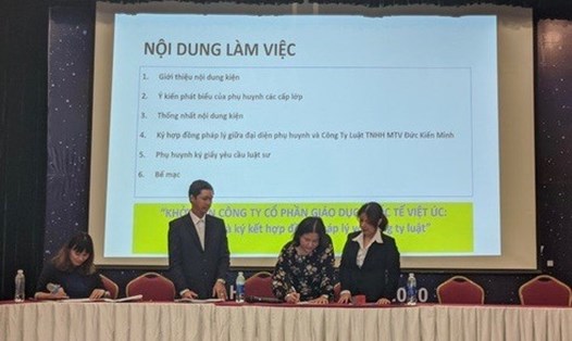 Phụ huynh Trường Việt Úc kí hợp đồng pháp lí với luật sư, yêu cầu khởi kiện vào ngày 30.5. Ảnh: Huyên Nguyễn