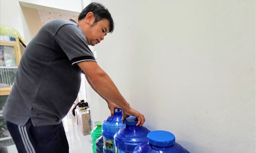 Người dân phải mua từng bình nước lọc để phục vụ cho việc ăn uống. Ảnh: T.X