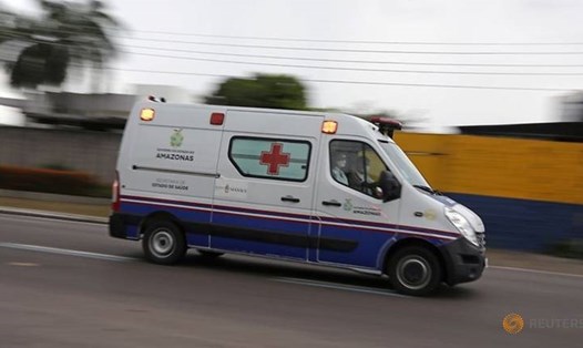 Xe cứu thương trên đường tới bệnh viện 28 de Agosto ở Manaus, Brazil. Ảnh: Reuters