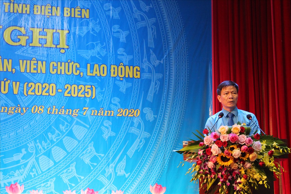 Đồng chí Lê Thanh Hà - UVBCH Tổng LĐLĐ Việt Nam, Chủ tịch LĐLĐ tỉnh phát động thi đua trong CNVCLĐ.