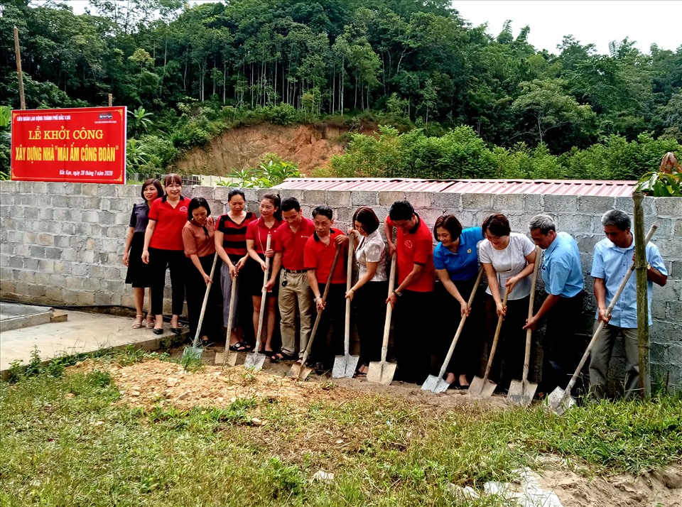 Khởi công xây dựng nhà "Mái ấm Công đoàn" cho đoàn viên Ma Văn Huy. Ảnh: Ngọc Liêm.