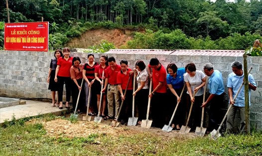 Khởi công xây dựng nhà "Mái ấm Công đoàn" cho đoàn viên Ma Văn Huy. Ảnh: Ngọc Liêm.