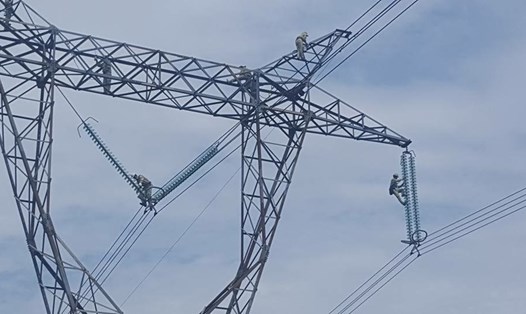 Bảo dưỡng đường dây 500 kV. Nguồn: EVNNPT