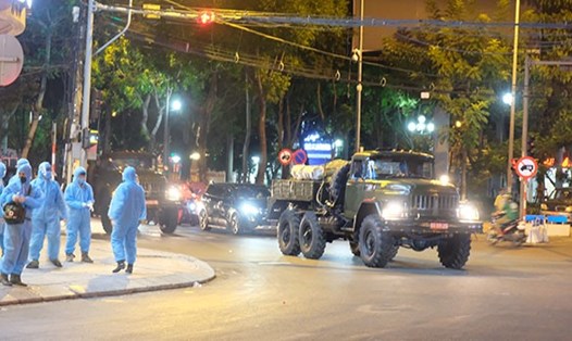 Quân đội tiếp tục phun hóa chất khử khuẩn khu vực cách ly 3 bệnh viện ở Đà Nẵng.