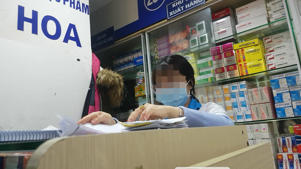 Tất cả các cửa hàng, quầy thuốc tại chợ thuốc Hapulico (Hà Nội) đều không bán khẩu trang.