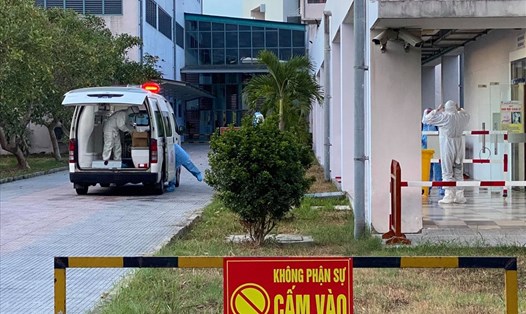 Bệnh nhân COVID-19 nặng từ Đà Nẵng được chuyển ra Bệnh viện Trung ương Huế điều trị. Ảnh: BV cung cấp.