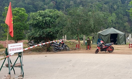 Chốt kiểm tra thân nhiệt người dân khi vào xã Ba Nang (huyện Đakrông, tỉnh Quảng Trị) để phòng dịch COVID-19. Ảnh: Hưng Thơ (chụp tháng 4.2020).