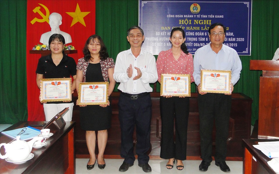 Khen thưởng các cá nhân có nhiều thành tích phòng chống dịch Covid-19. Ảnh: K.Q