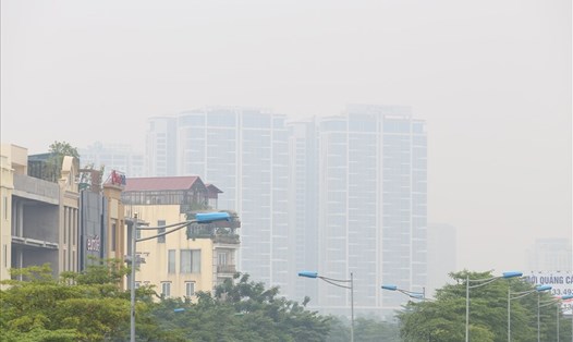 Ngày 28.7, Hà Nội mờ mịt khi chỉ số ô nhiễm mức cao. Ảnh: Minh Thành