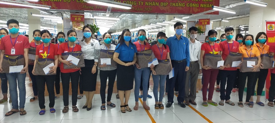Lãnh đạo LĐLĐ tỉnh Hưng Yên tặng quà đoàn viên khó khăn do ảnh hưởng của dịch COVID-19. Ảnh: Hà Anh