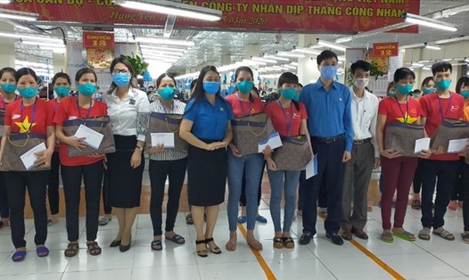Lãnh đạo LĐLĐ tỉnh Hưng Yên tặng quà đoàn viên khó khăn do ảnh hưởng của dịch COVID-19. Ảnh: Hà Anh