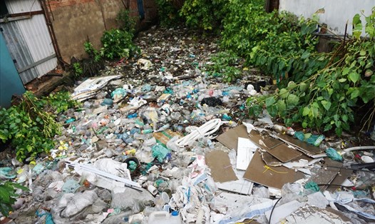 Một con rạch trên địa bàn phường Hiệp Bình Chánh (quận Thủ Đức) ô nhiễm nặng nề bởi rác thải   Ảnh: Minh Quân