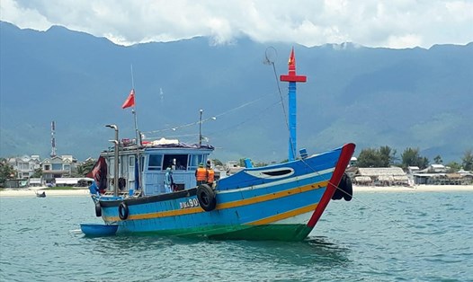 Tàu cá chở 9 người từ Đà Nẵng về Thừa Thiên Huế trốn cách ly. Ảnh: Đồn Biên phòng Lăng Cô cung cấp.