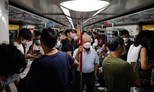 Người Hong Kong đeo khẩu trang khi đi tàu điện ngầm hôm 29.7. Ảnh: AFP.