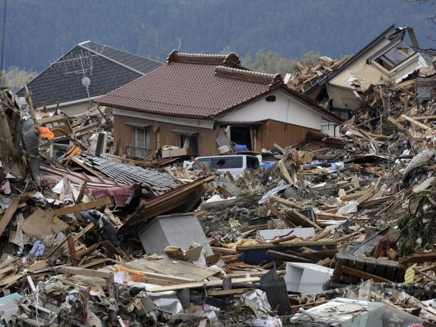 Đống đổ nát sau 1 trận động đất ở Rikuzentakata, Iwate, Nhật Bản. Ảnh: AFP.