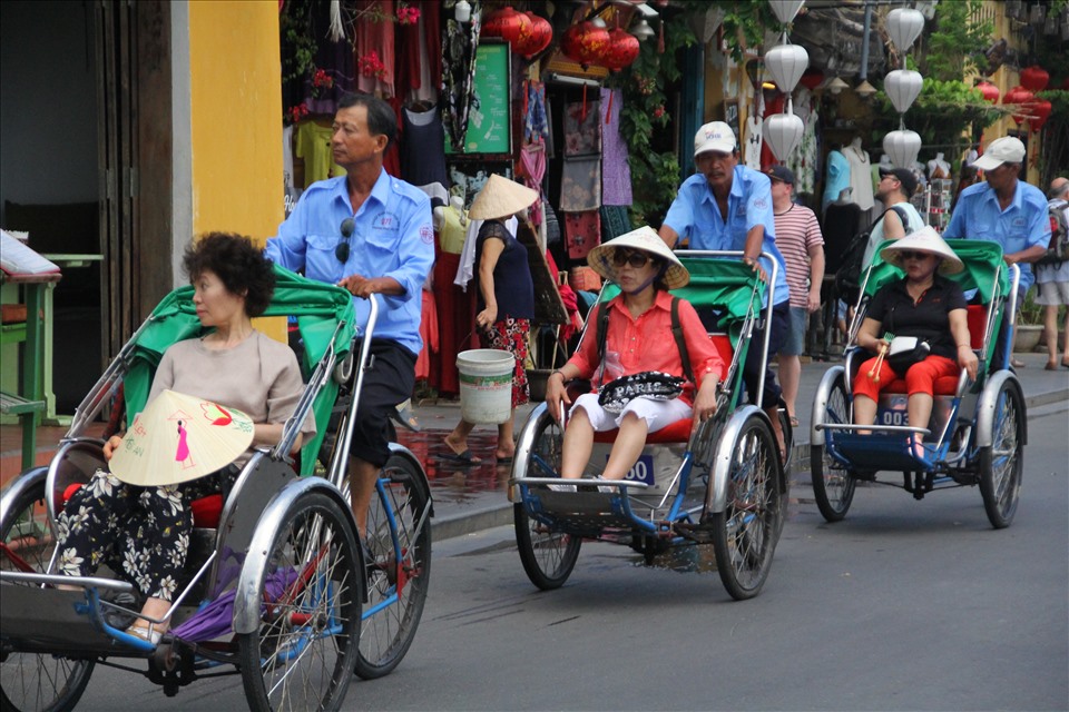 Hiện còn hơn 500 du khách nước ngoài bị kẹt ở Hội An. Ảnh: Thanh Chung