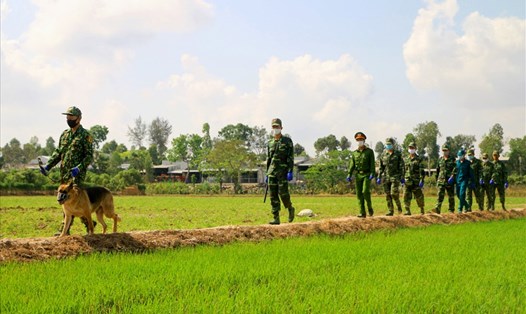 Lực lượng kiểm soát biên giới tỉnh An Giang trên đất liền làm nhiệm vụ. Ảnh: LT