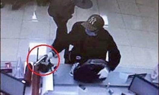 Hình ảnh Trung mang súng vào ngân hàng ở Sóc Sơn để cướp song bất thành. Ảnh công an cắt từ clip.