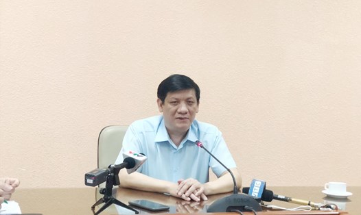 Quyền Bộ trưởng Bộ Y tế Nguyễn Thanh Long trao đổi với báo chí chiều 30.7. Ảnh: LH