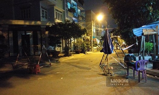 Hình ảnh đoạn đường  bị phong toả mà phóng viên báo Lao Động ghi nhận tối 30.7. Ảnh: Minh Quân
