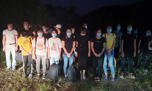 Nhóm 29 người nhập cảnh trái phép qua sông biên giới Móng Cái bị Tổ tuần tra kiểm soát của Đồn Biên phòng Bắc Sơn bắt giữ tối 30.7. Ảnh: Hữu Việt