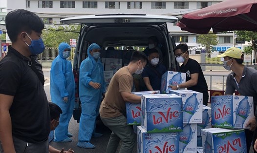 Nước khoáng La Vie được chuyển đến Bệnh viện C Đà Nẵng chiều 30.7.