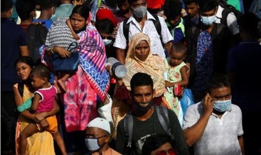 Người dân nhập cư tập trung ở cảng để trở về nhà ăn mừng lễ Eid al-Adha trong bối cảnh COVID-19 đang bùng phát ở nước này, ảnh chụp tại Dhaka, Bangladesh ngày 30.7. Ảnh: Reuters