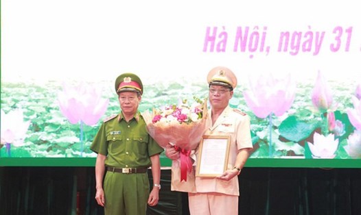 Thứ trưởng Bộ Công an Lê Quý Vương trao quyết định cho tân Giám đốc Công an Hà Nội Nguyễn Hải Trung. Ảnh: Tienphong.