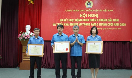 PCT Tổng LĐLĐ Việt Nam Trần Văn Thuật biểu dương các cá nhân có thành tích xuất sắc năm 2019. Ảnh Mai Dung