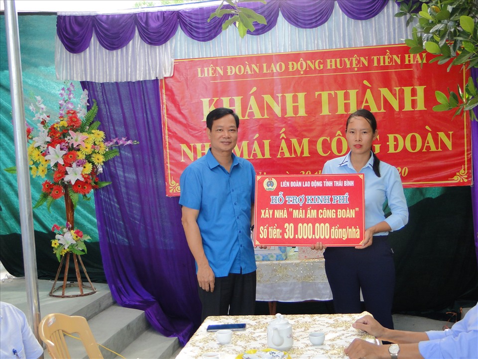 Đồng chí Nguyễn Thái Dương - Phó Chủ tịch LĐLLĐ tỉnh trao kinh phí hỗ trợ đoàn viên xây nhà mái ấm. Ảnh: B.Mạnh