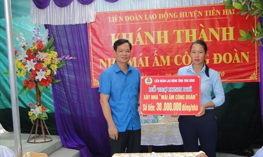 Đồng chí Nguyễn Thái Dương - Phó Chủ tịch LĐLLĐ tỉnh trao kinh phí hỗ trợ đoàn viên xây nhà mái ấm. Ảnh: B.Mạnh