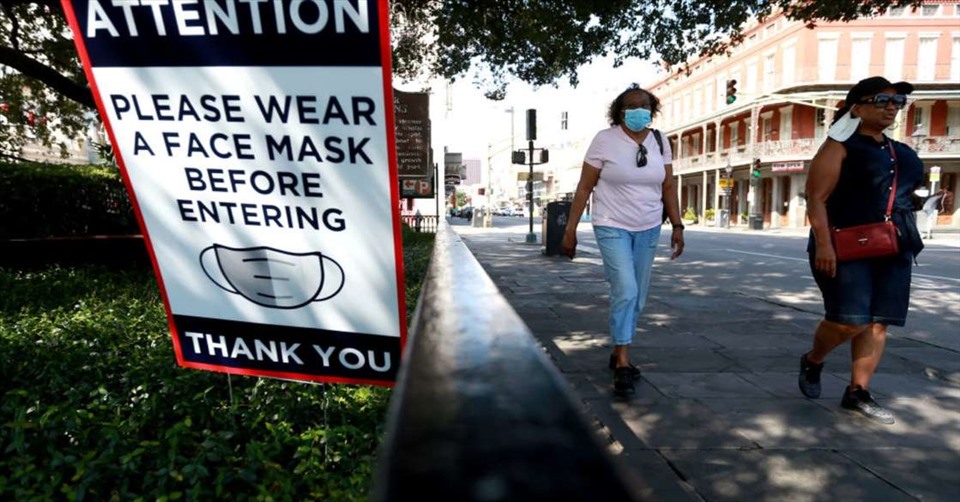 Khuyến cáo đeo khẩu trang ngừa COVID-19 ở Mỹ. Ảnh: CNBC