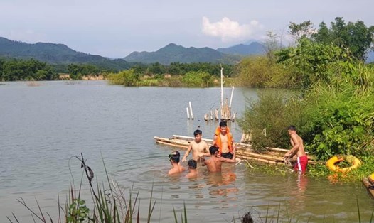 Lực lượng chức năng nỗ lực tìm kiếm thi thể nạn nhân bị đuối nước. Ảnh: Phòng Cảnh sát PCCC Nghệ An