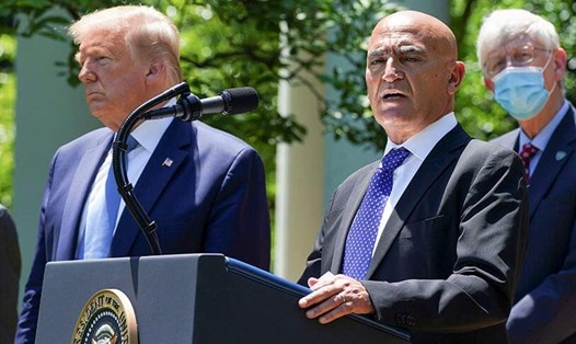 Cựu giám đốc điều hành dược phẩm GSK Moncef Slaoui phát biểu tại một sự kiện có sự tham dự của Tổng thống Mỹ Donald Trump. Ảnh: Reuters.