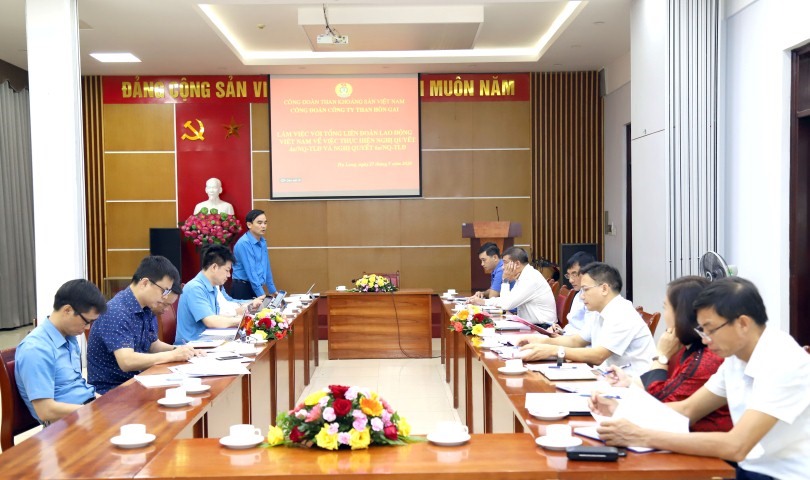 Đồng chí Lê Thanh Xuân, Ủy viên BCH Tổng LĐLĐ Việt Nam - Chủ tịch Công đoàn TKV - phát biểu tại buổi làm việc. Ảnh: Văn Tiến.