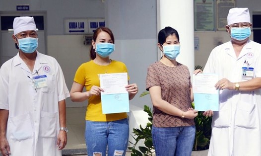 Bệnh viện Bạc Liêu trao giấy xuất viện cho bệnh nhân nhiễm COVID-19 đã khỏi bệnh (ảnh Nhật Hồ)