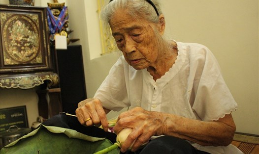 Bà Nguyễn Thị Dần đã có kinh nghiệm hơn 70 năm làm trà sen.